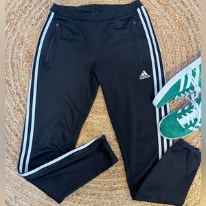 Adidas 🖤 jogger size Small